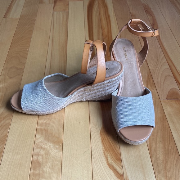 Brand new pair of Old Navy wedged heels - Picture 5 of 5